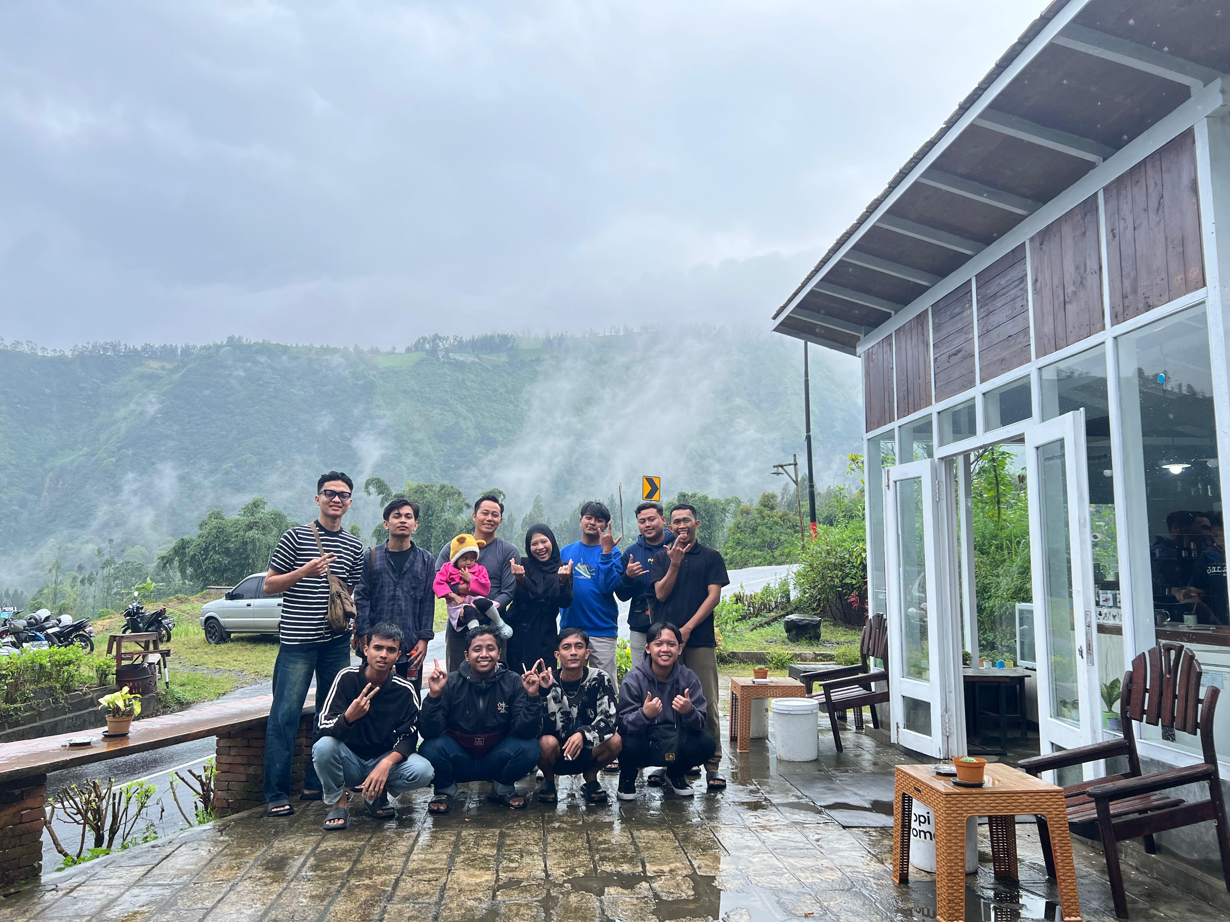 Pemantapan Visi Misi, Kru Bank Sampah Sari Asri 'Ngopi' Bersama di Lereng Bromo