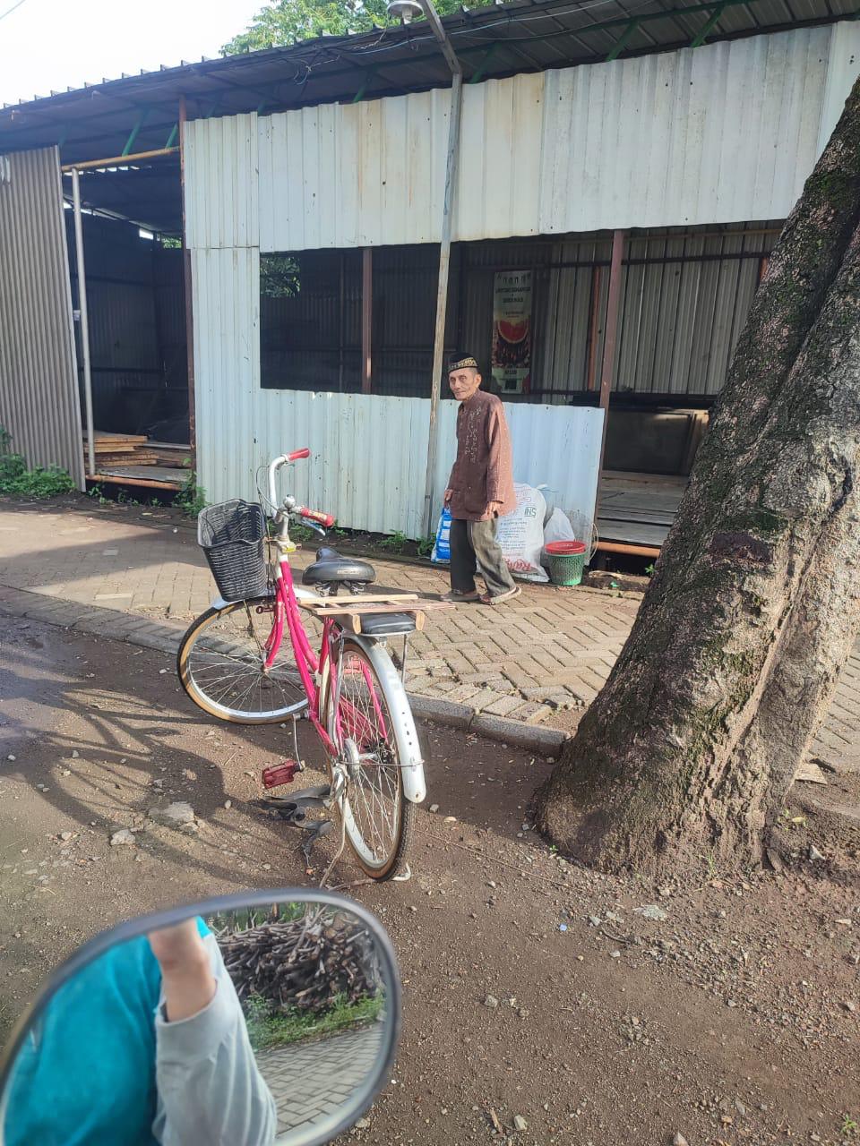 Pak Huri dan Sepedanya: Semangat Pagi di Usia 70 Tahun di Pengumpulan Sampah Keempat Bank Sampah Sari Asri