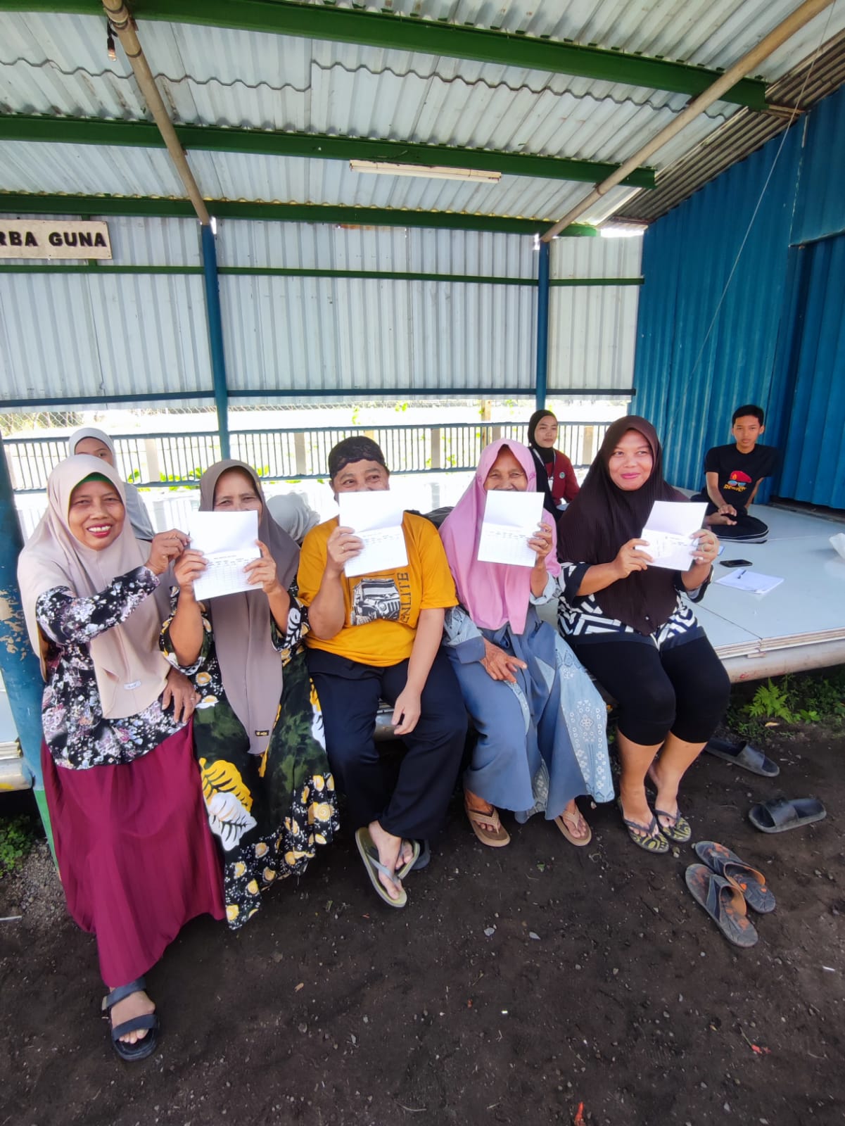 Panen Sampah Perdana! Ibu-Ibu Sedengan Pamerkan Buku Tabungan Bank Sampah Sari Asri