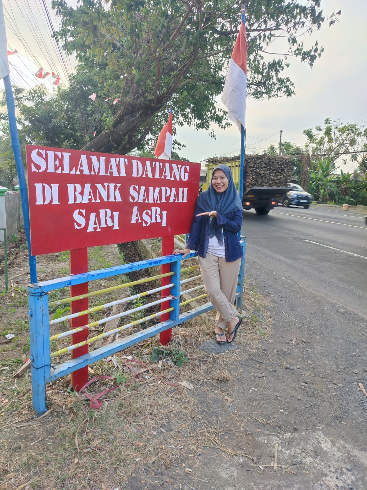 Dukungan KKN UYP: Bank Sampah Sari Asri Kini Miliki Plakat dan Tanda Arah Jelas