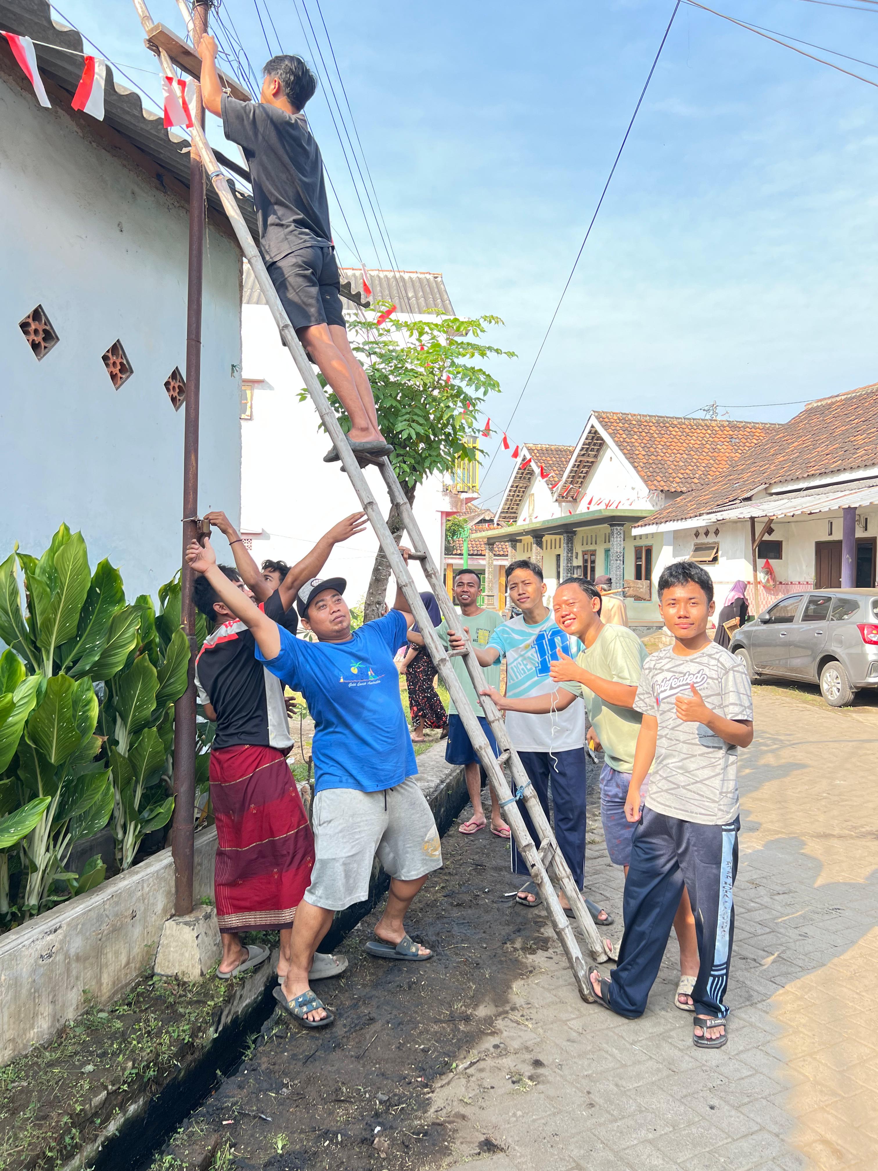 Semarak Merah Putih: Anggota Bank Sampah Sari Asri dan Warga Gotong Royong Sambut Hari Kemerdekaan