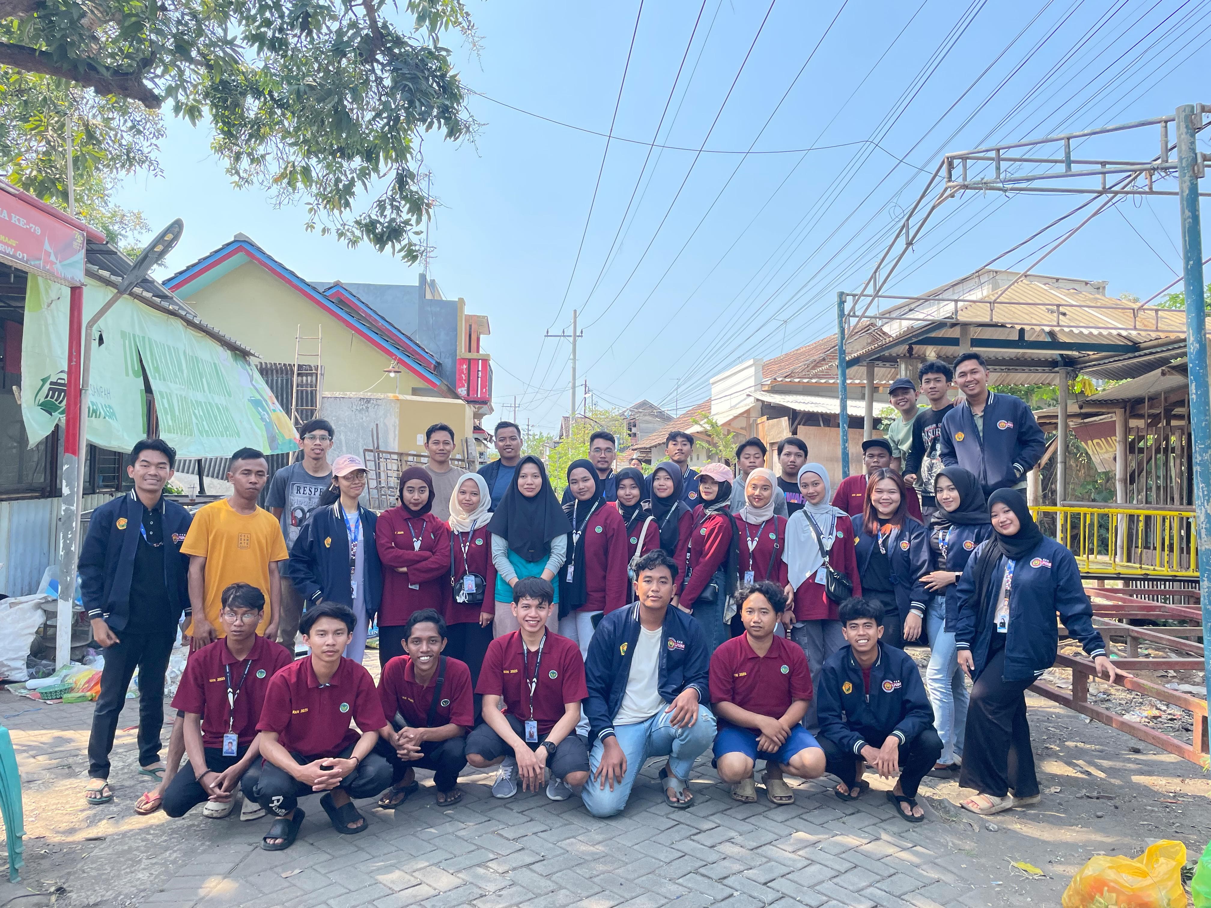 KKN Kolaborasi Dua Kampus: Universitas Yudharta dan Unej Kunjungi Bank Sampah Sari Asri